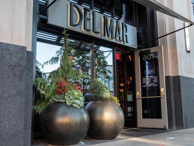 Building Photo - 1145 N High St