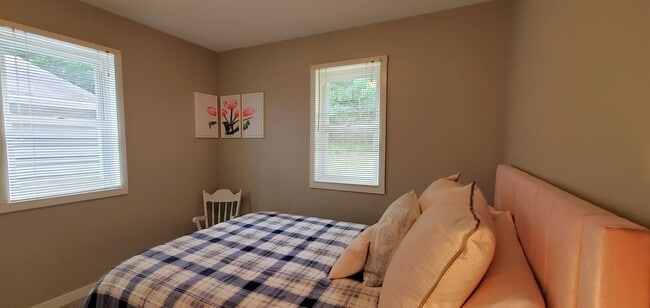 Building Photo - Monthly Furnished Rental, Dog-Friendly, Utilities Included