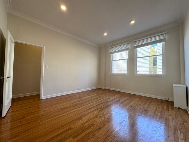 Building Photo - Russian Hill: Remodeled 1 Bedroom w/ Direct Access to XL Shared Patio & FREE Utilities!