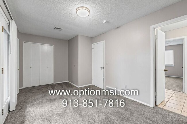 Building Photo - Freshly updated townhome in KCK