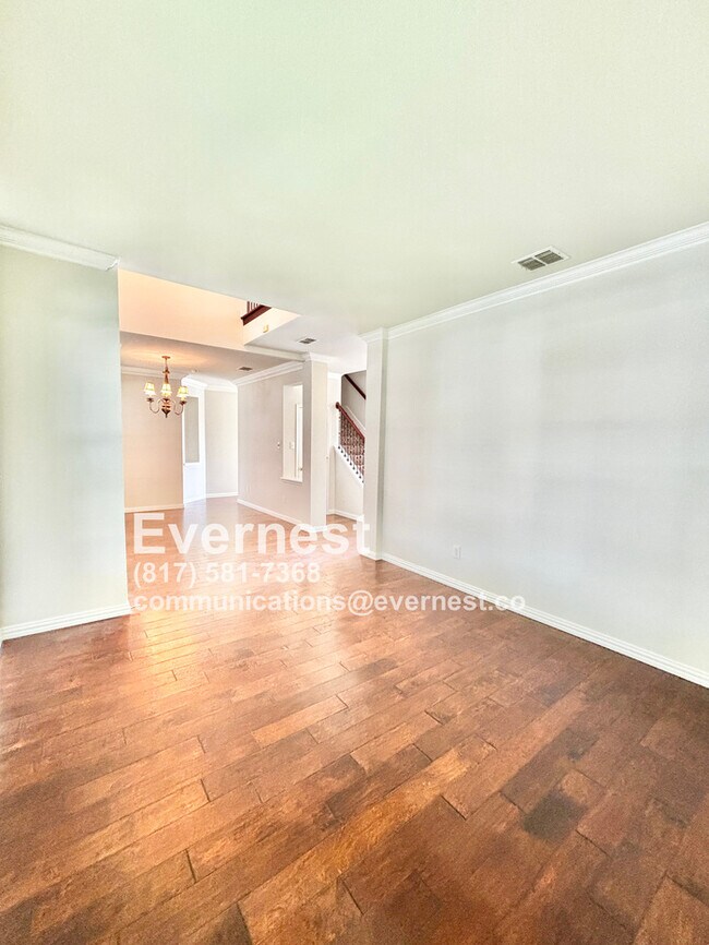 Building Photo - 4-Bedroom Home with Versatile Layout Near ...