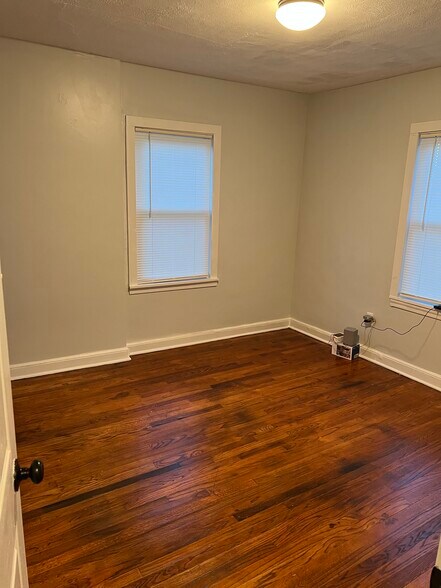 Building Photo - 47 1/2 Putnam St
