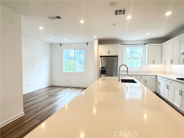 Building Photo - 126 Schick
