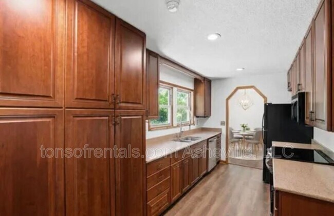 Building Photo - 207 Wood Dale Dr