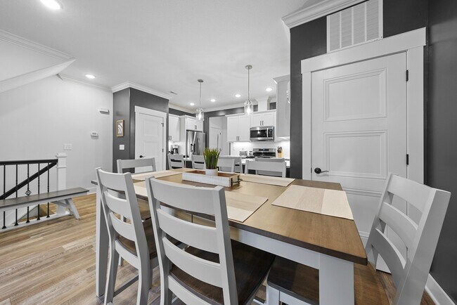 Building Photo - 127 E 8th Ave