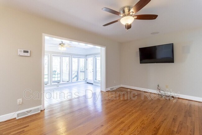 Building Photo - 6618 Castlegate Dr