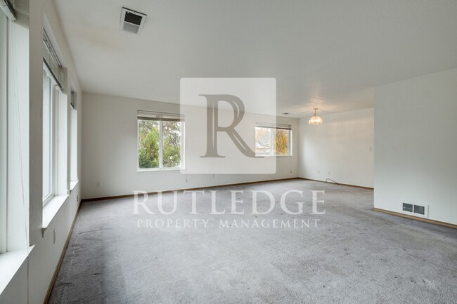 Building Photo - 3 Bedroom / 3 Bath Home Available in the Heart of Shady Cove!