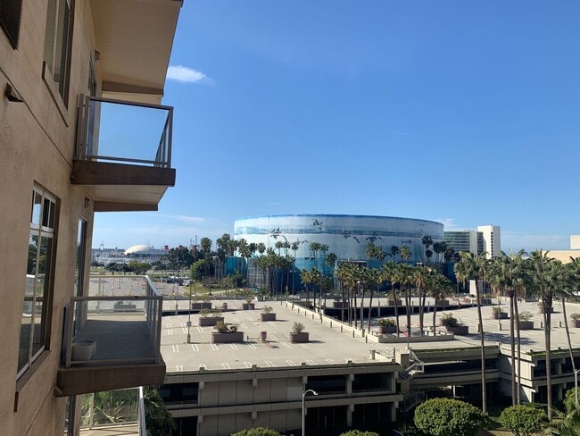 Building Photo - Beautiful 2 Bed + 2 Bath Long Beach Condo ...