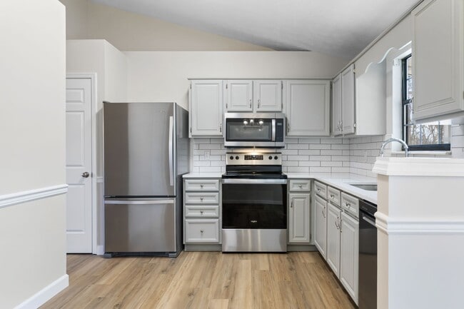 Building Photo - TOTALLY UPDATED 3 BEDROOM HOUSE IN WEST KN...