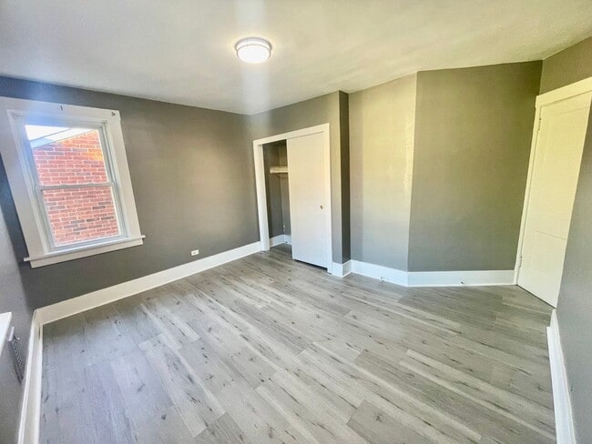 Building Photo - 3 Bedroom 1.5 Bath in Dormont! Off Street Parking!