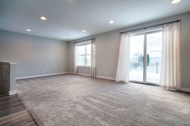 Building Photo - Spacious 2 Bed/2 Bath Condo in Prime Location