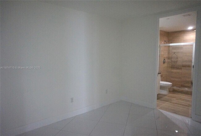 Building Photo - 15811 Collins Ave