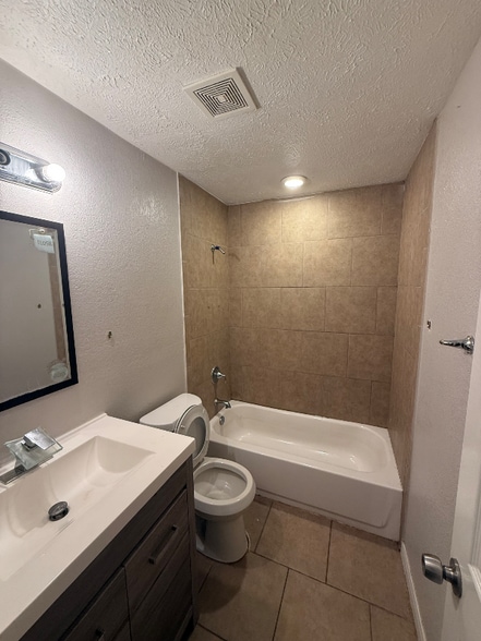 Building Photo - 5942 Willow Glen Dr