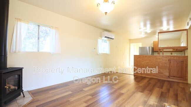 Building Photo - 524 NE Olney Ave