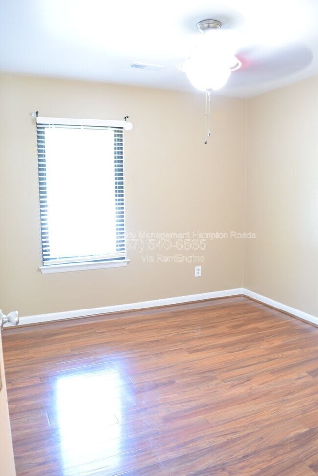 Building Photo - 826 Maywood Cir