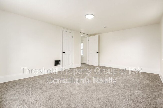 Building Photo - 479 Siebert St