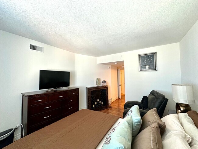 Building Photo - Fully Furnished Luxurious 2 Bedroom Condo ...