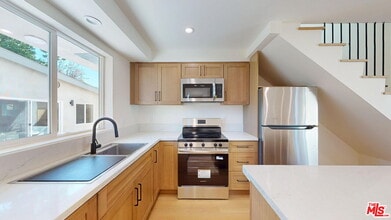 Building Photo - 6445 Satsuma Ave