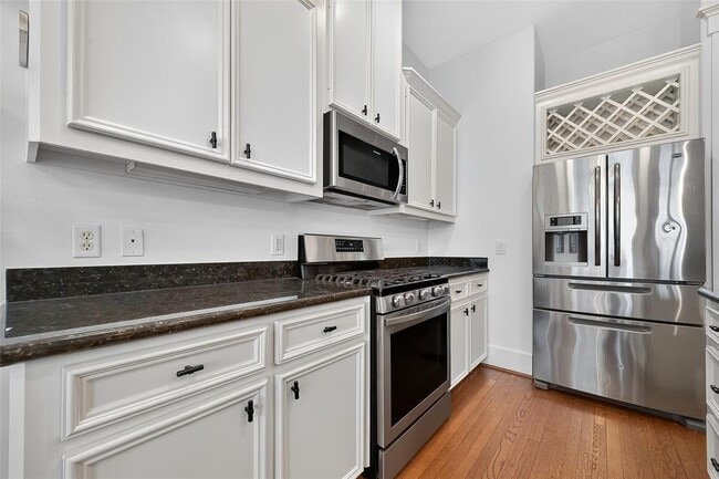 Building Photo - 1042 W 25th St