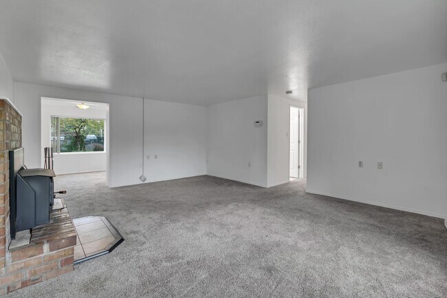 Building Photo - Cozy 4-Bedroom Home with Wood Stove & Large Backyard in Mountlake Terrace