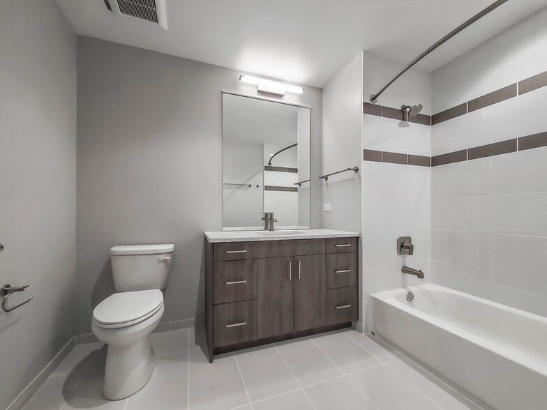 Building Photo - 122 W Division St