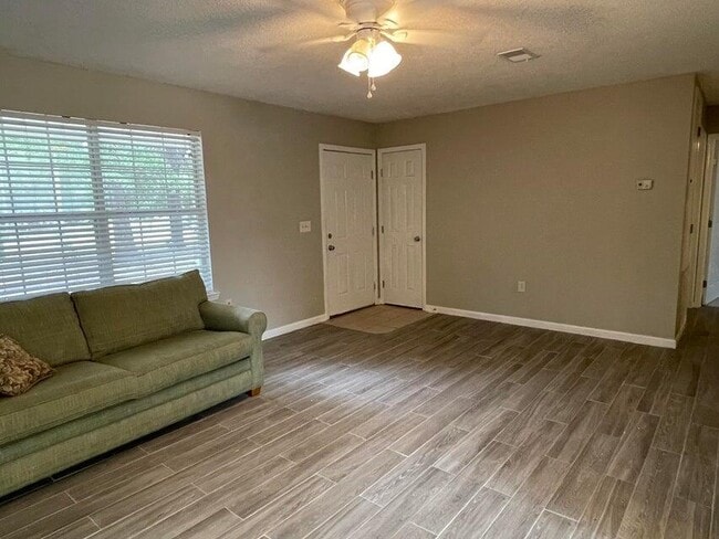 Building Photo - 487 Woodlawn Rd