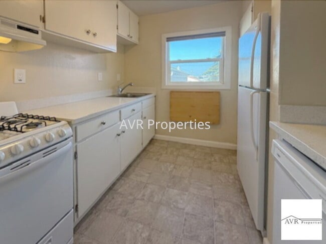 Building Photo - Beautiful downtown elevated studio with full kitchen