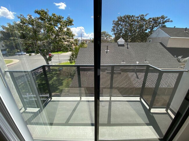 Building Photo - NEW SMART*4BD*4BA*TOWNHOME/ROOF DECK*CENTRAL AIR/HEAT*STAINLESS STEEL APPLIANCES*WASHER/DRYER IN ...