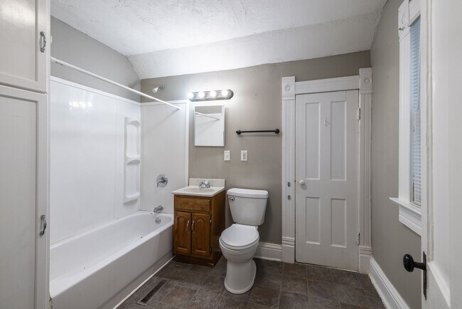 Building Photo - 3 Bedroom Midtown Home!