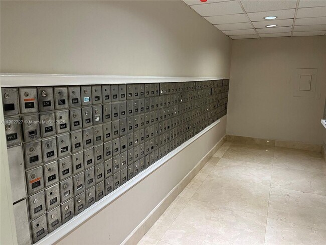 Building Photo - 5005 Collins Ave