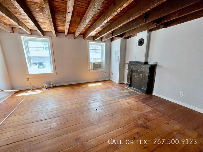 Building Photo - Renovated 2bd apt in Northern Liberties. D...