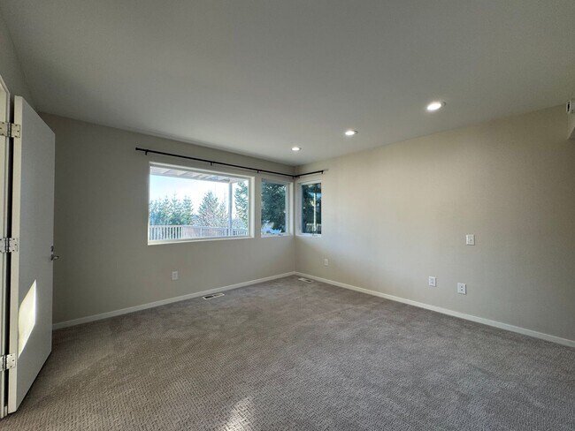 Building Photo - Breathtaking views of Chuckanut Bay!!