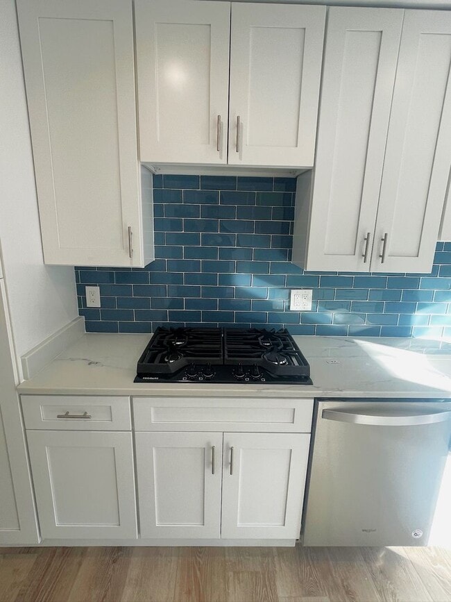 Building Photo - Newly Renovated 3 Level Townhome!