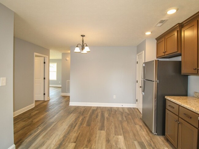 Building Photo - FREE RENT! Great Location close to Athens! MOVE IN Ready!