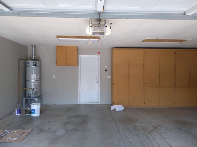 Building Photo - 553 W Fallbrook Ave