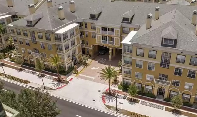 Building Photo - Beautiful large studio, private balcony overlooking pool!