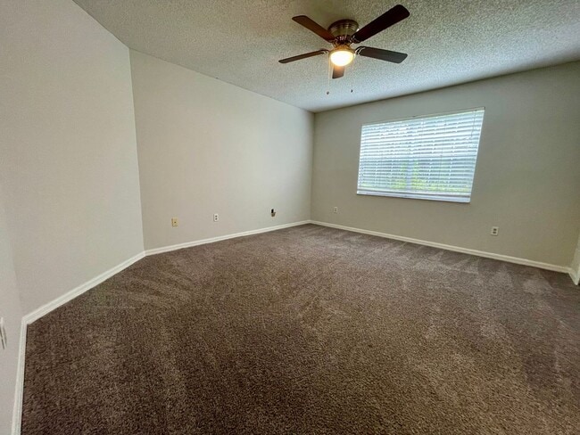 Building Photo - 2 bed 2 bath Raintree Condominium