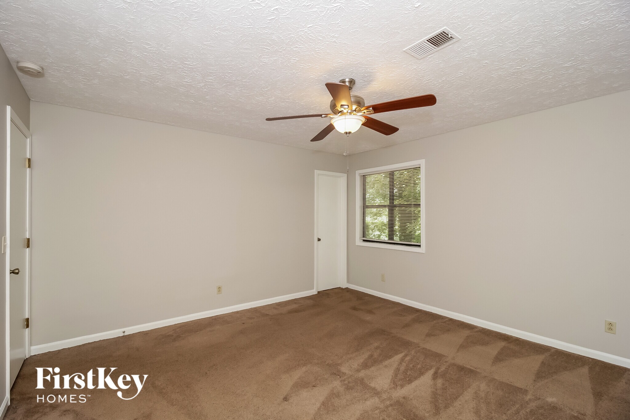 Building Photo - 1049 Rolling Green Dr