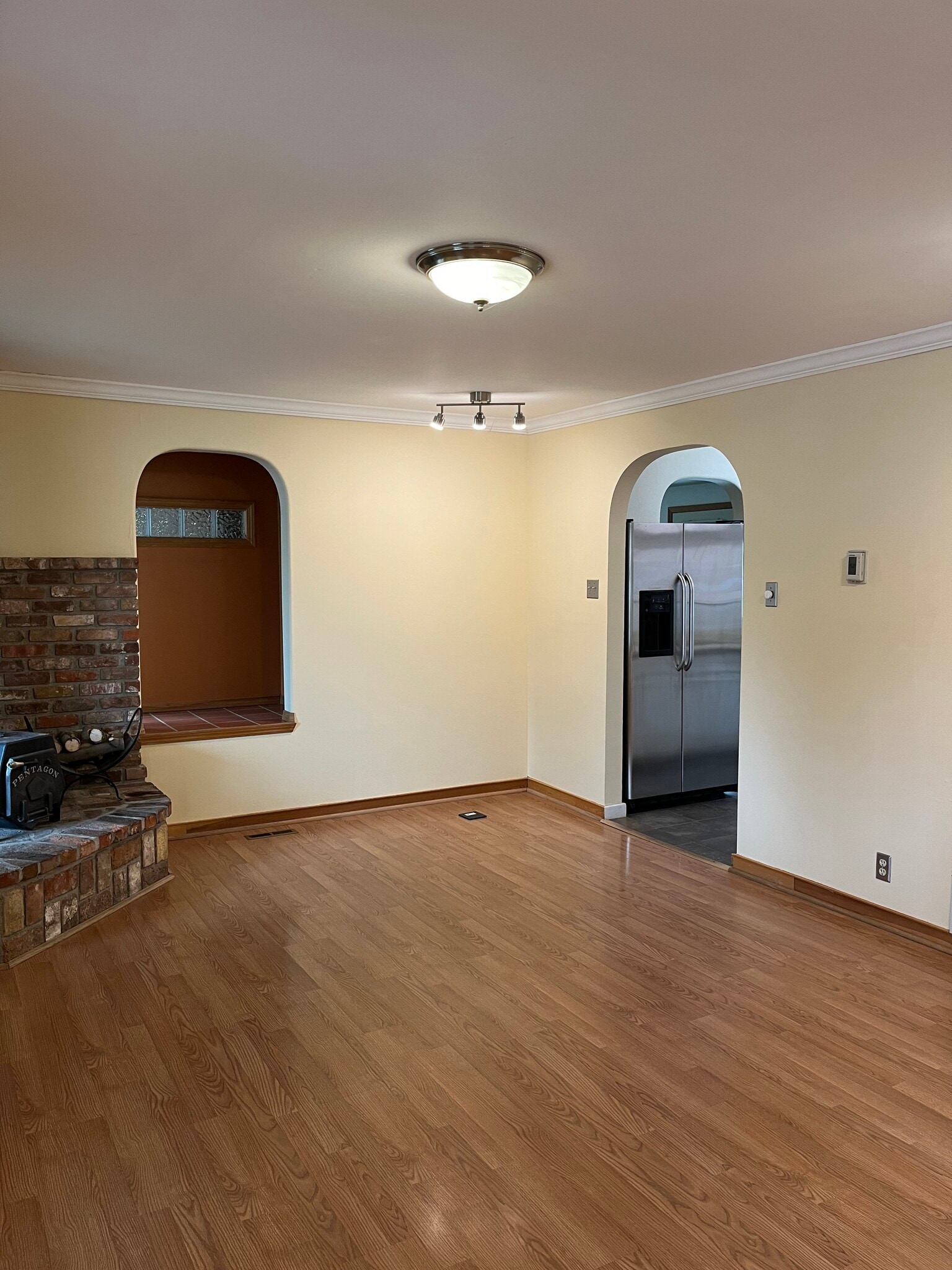 Living room - 620 N Davis St