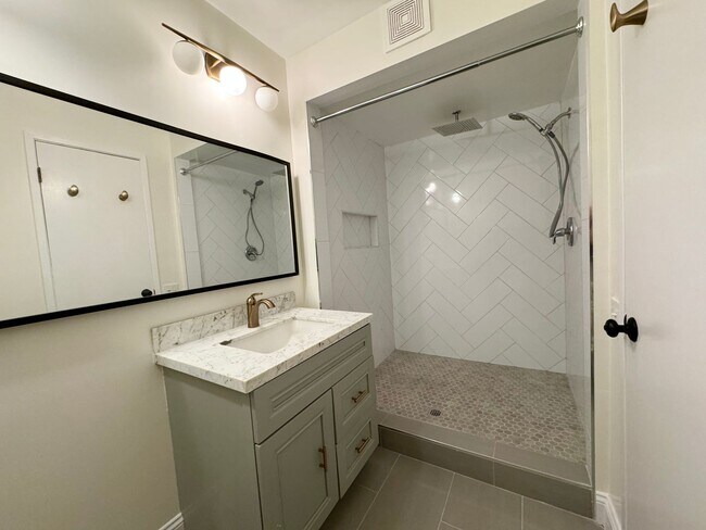 Building Photo - Luxury living in the heart of West Hollywood at the Kings Plaza!