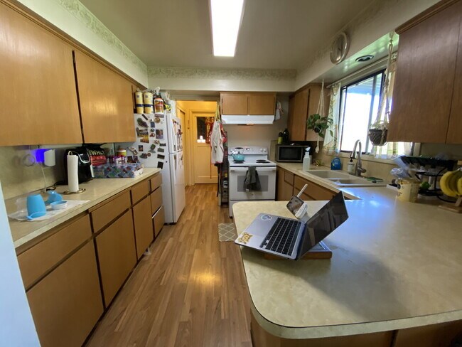 Building Photo - Massive Fenced Yard, Spacious 3BR Near Hospital, Shopping & Waterfront in Prime Bellingham Location