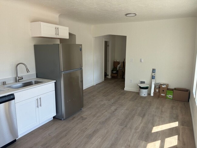 Building Photo - 520 W Garland Ave