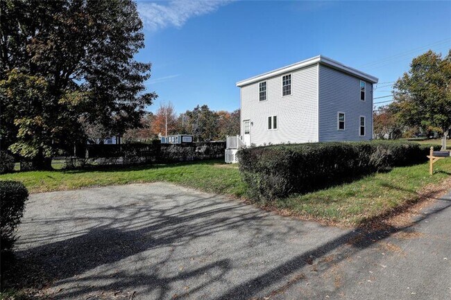 Building Photo - 216 Maple Ave