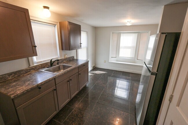 Building Photo - 15 Ridgeview Ave