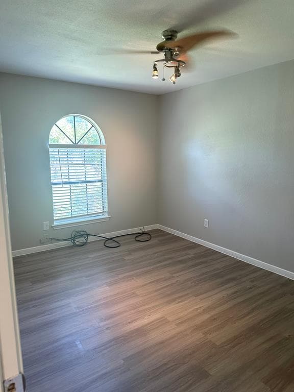 Building Photo - 1102 Serenada Dr