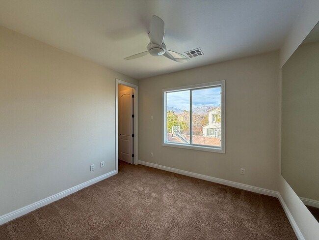 Building Photo - Gated 4BD/3BA home near Red Rock Casino! S...
