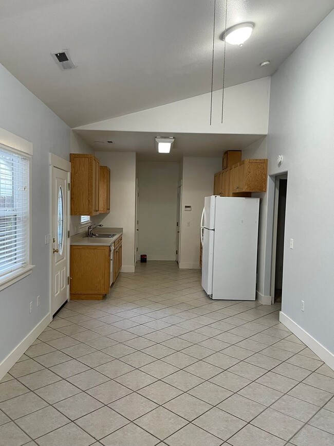 Building Photo - 2 Bedroom 1 1/2 Bath  on Bidwell Park!!