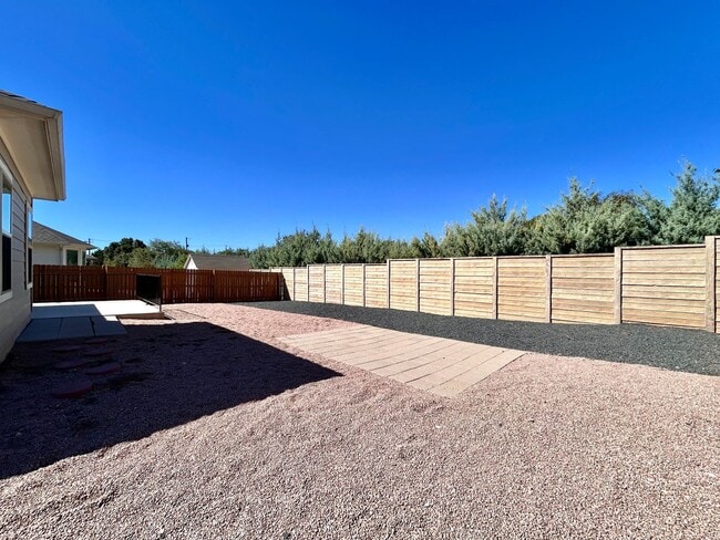 Building Photo - Spacious 3-Bed, 2-Bath Home with 2-Car Gar...