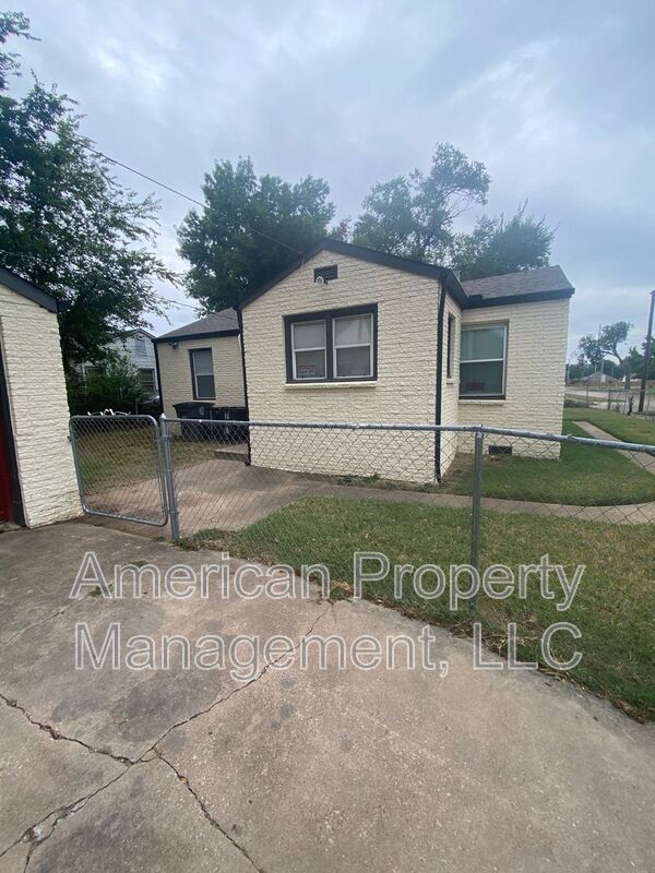 Building Photo - 2145 N Quaker Ave