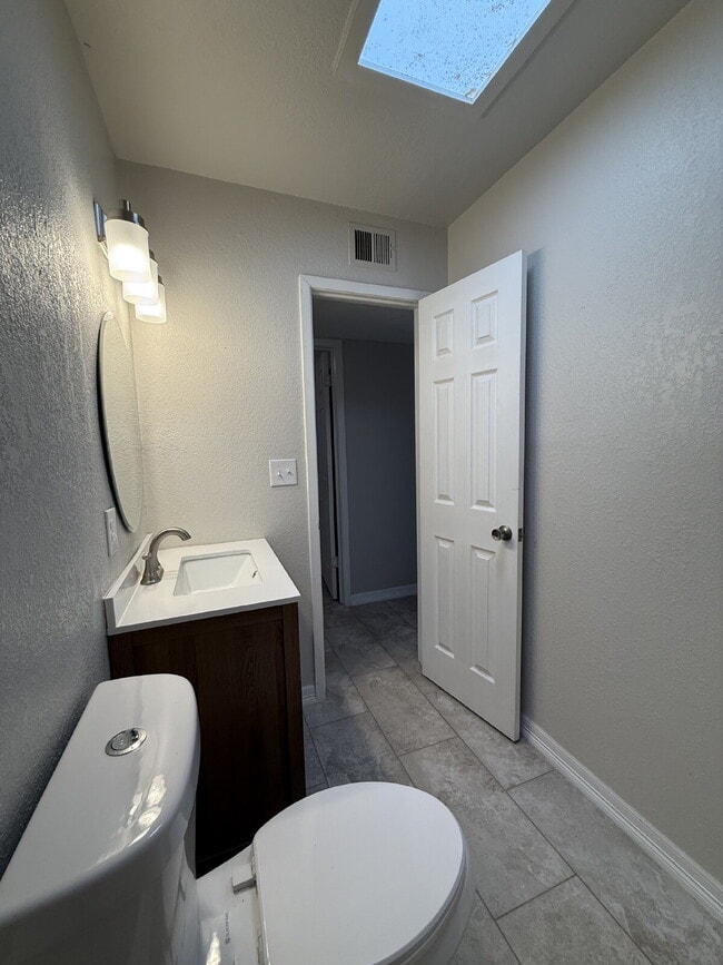 Building Photo - 955 Versailles Dr